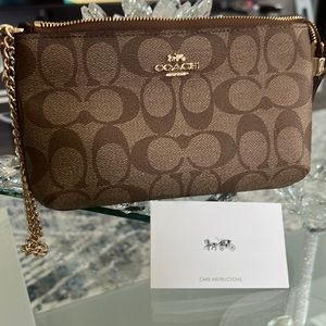COACH WRISTLET IN SIGNATURE CANVAS